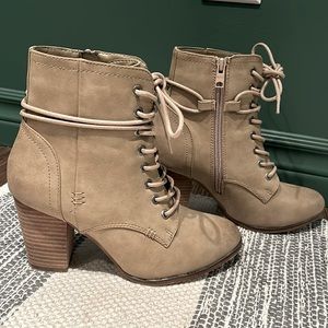 Beige booties with zipper!